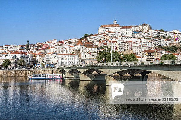 Das historische Zentrum mit der Universität von Coimbra  UNESCO-Weltkulturerbe  vom Fluss Mondego aus