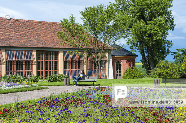 Schloss Belvedere  UNESCO Weltkulturerbe  Orangerie und Park im Frühling  vorn Blumenbeete