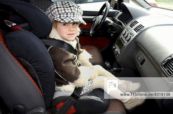 Mädchen in Autokindersitz im Auto
