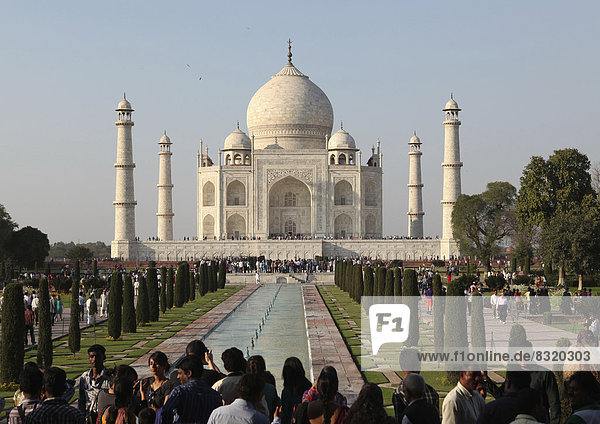 Touristen vor dem Taj Mahal