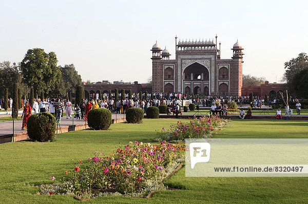 Menschen strömen durch das Eingangstor zum Taj Mahal