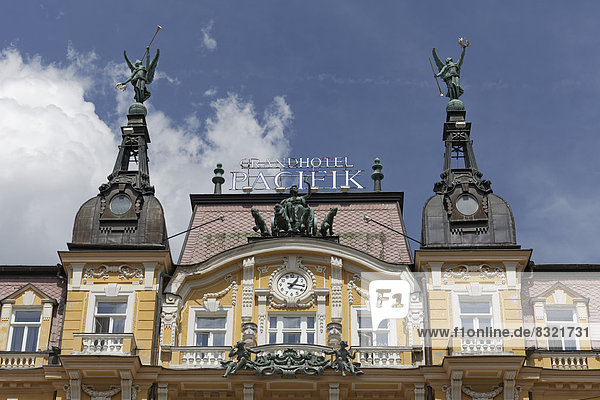 Figurenschmuck und Uhr,  historische Fassade,  Grandhotel Pacifik