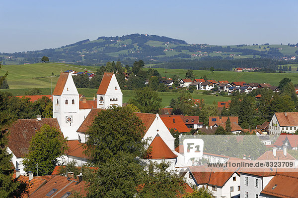 Pfarrkirche St. Johannes Baptist hinten der Auerberg