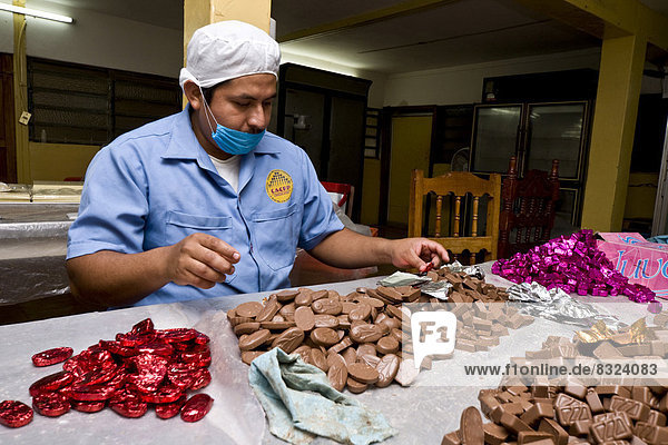 Mann bei der Schokoladenherstellung auf der Kakao-Hacianda Jesús Maria
