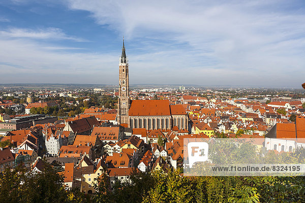 Ausblick von der Burg Trausnitz auf die Altstadt von Landshut mit der Pfarrkirche St. Martin Martinsmünster