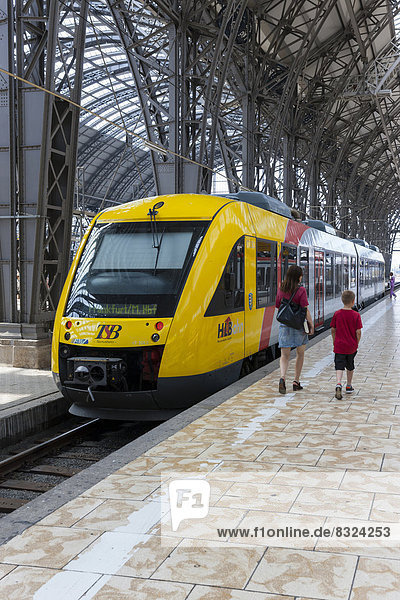 Ein Regionalzug des FVV fährt in den Hauptbahnhof ein