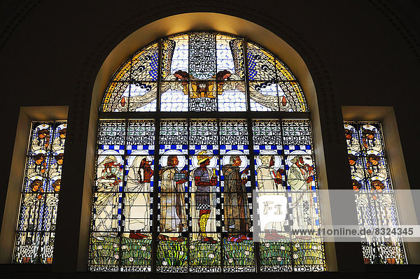 Glasmosaikfenster vom Künstler Koloman Moser in der Spitalkirche St. Leopold am Steinhof  von 1904 bis 1907