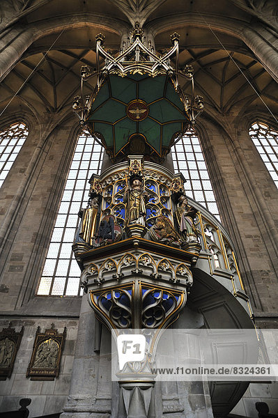 Sandsteinkanzel um 1480-90 mit reichhaltigen Ornamenten und Ziermaßwerk in der spätgotischen Hallenkirche St. Georg