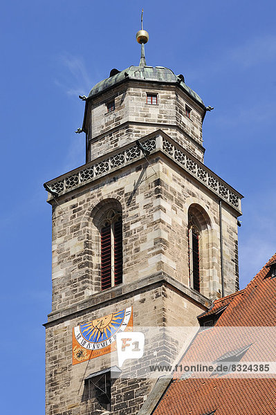 Turm der katholischen Stadtpfarrkirche St. Georg mit Sonnenuhr  1540-1550 gebaut