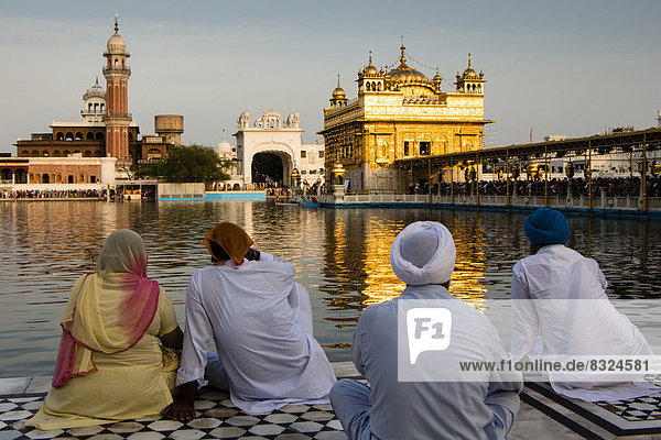 Sikh Pilger sitze vor dem Harmandir Sahib oder Goldener Tempel