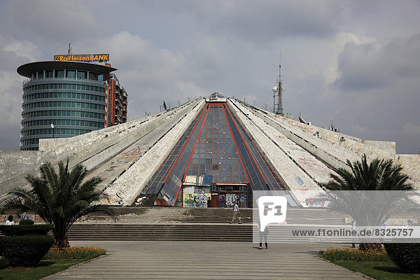 Pyramide  einst als Mausoleum für Enver Hoxha gedacht  heute Kultur- und Konferenzzentrum