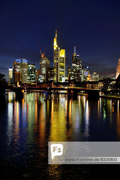 Skyline von Frankfurt mit Main zur blauen Stunde