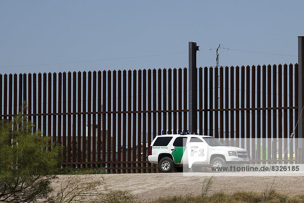 Ein Fahrzeug der Border Patrol am Grenzzaun  der die Vereinigten Staaten von Mexiko trennt