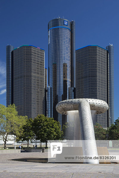 Hauptquartier von General Motors und das Hotel Detroit Marriott im Renaissance Center mit Noguchi-Brunnen auf der Hart Plaza vorne