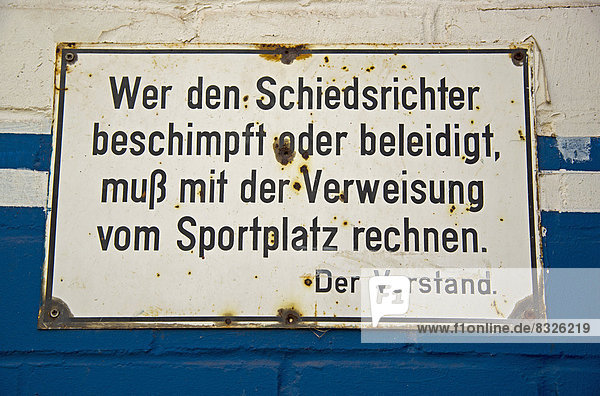 Eingang Zeichen Boden Fußboden Fußböden entfernen entfernt Feld Höhle Missbrauch deutsch Schiedsrichter Signal Sport