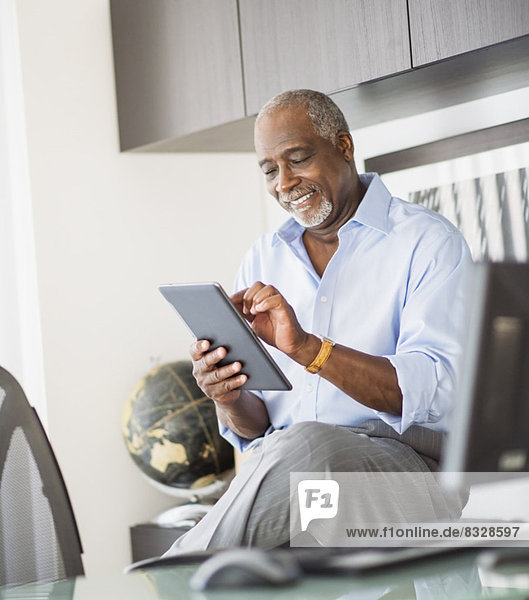 Senior  Senioren  benutzen  Portrait  Mann  Büro  Tablet PC