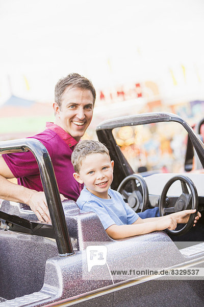 Fröhlichkeit  Menschlicher Vater  Sohn  Auto  fahren  Spielzeug  5-6 Jahre  5 bis 6 Jahre