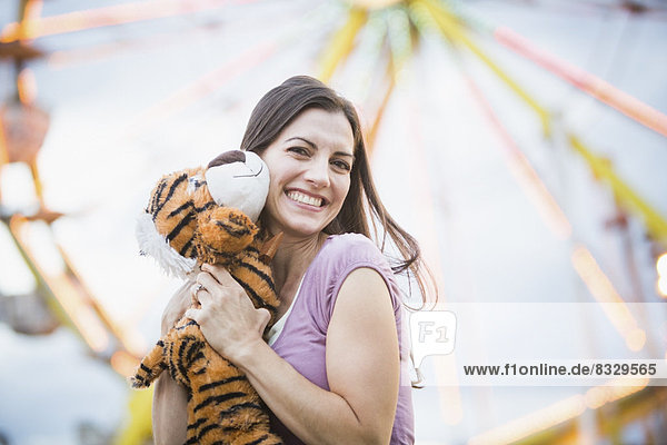 Tiger  Panthera tigris  Portrait  Frau  Spielzeug
