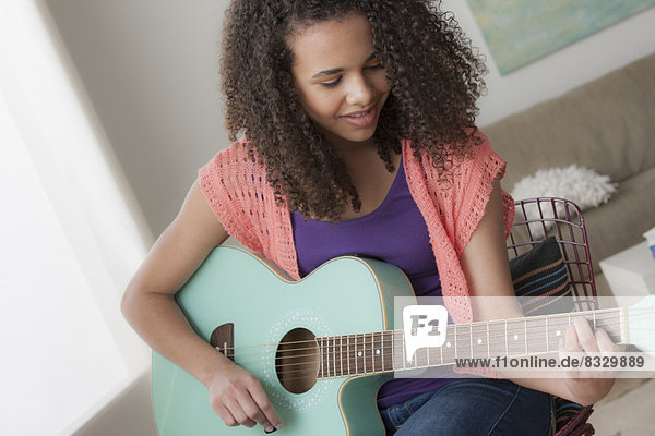 Spiel  Gitarre  12-13 Jahre  12 bis 13 Jahre  Mädchen