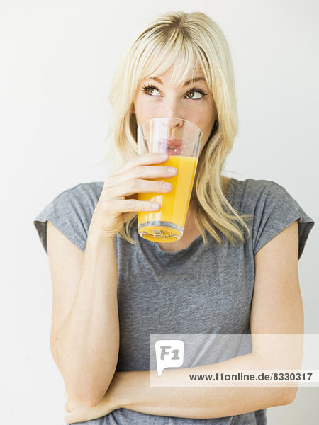 Portrait  Frau  trinken  Saft  Studioaufnahme  blond