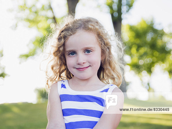 Außenaufnahme  Portrait  5-6 Jahre  5 bis 6 Jahre  Mädchen  blond  freie Natur