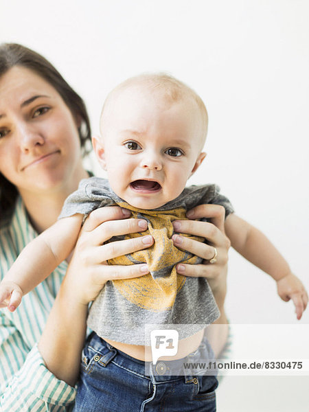 Portrait  Junge - Person  halten  Studioaufnahme  Mutter - Mensch  Baby