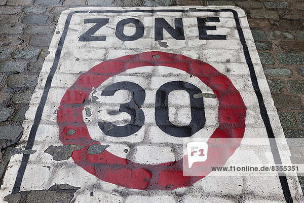 Tempo-30-Zone  Markierung für eine verkehrsberuhigte Zone auf Kopfsteinpflaster  Belgien