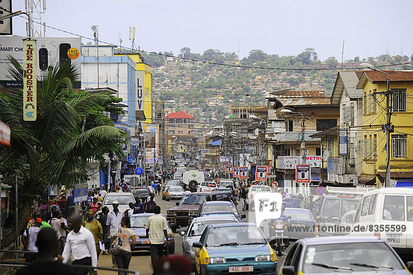 Straßenverkehr in der Hauptstadt  Freetown  Western Area  Sierra Leone