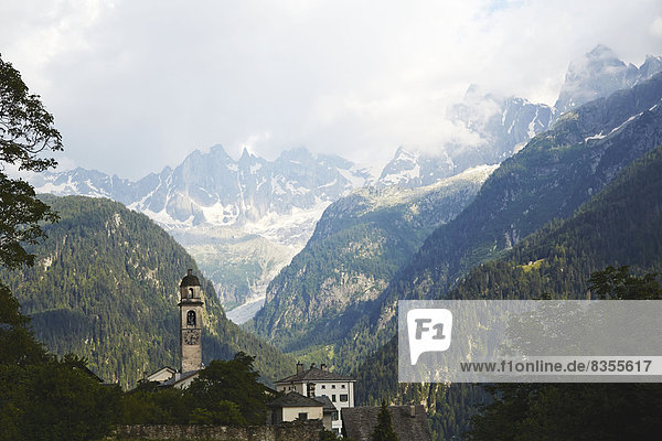 Dorf Soglio vor dem Val Bondasca mit Piz Cengalo  Graubünden  Schweiz