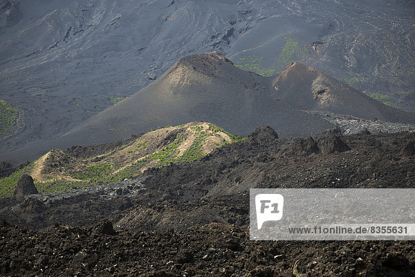 Nebenkrater im Lavafeld des Vulkans Pico do Fogo  Parque Natural do Fogo  Insel Fogo  Kap Verde