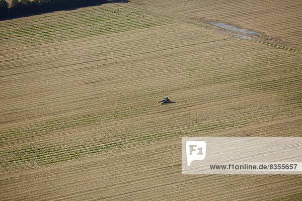 Traktor auf dem Feld im Herbst  Bremgarten  Baden-Württemberg  Deutschland  Luftbild