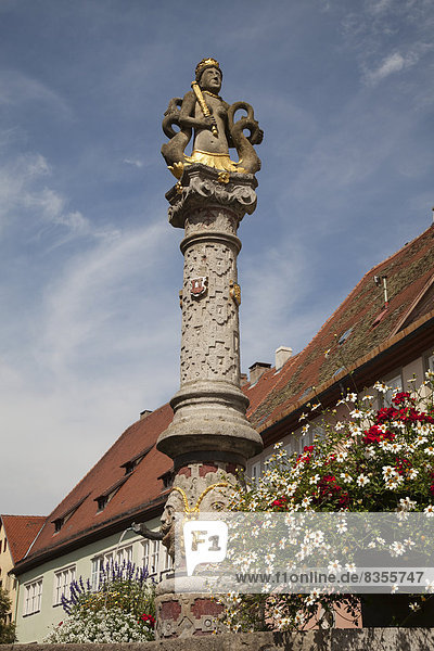 Säule mit Figur auf dem Herrenbrunnen  Rothenburg ob der Tauber  Franken  Bayern  Deutschland