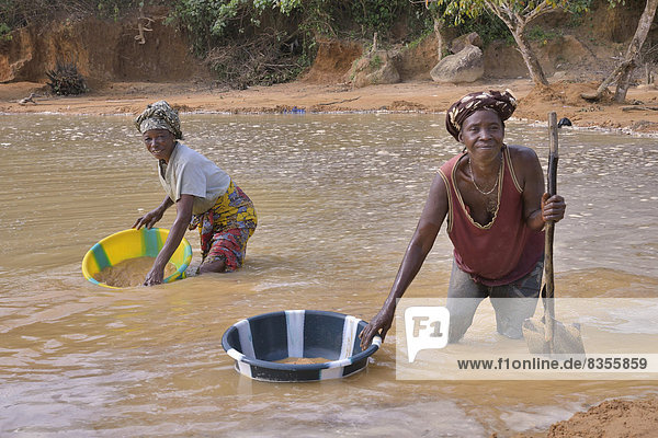 Goldwäscherinnen  bei Koidu  Distrikt Kono  Region Eastern Province  Sierra Leone