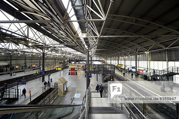 Bahnsteige und Gleise der Leeds Main Station  Hauptbahnhof  City of Leeds  Leeds  West Yorkshire  England  Großbritannien