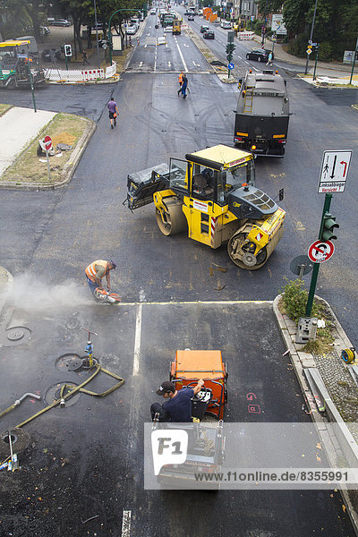 Roller compactors  tarmac laying works at a large inner-city road construction site  Essen  North Rhine-Westphalia  Germany