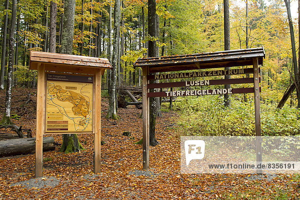 Schild am Eingang zur Gehegezone  Gehegezone Nationalpark Bayerischer Wald  Neuschönau  Niederbayern  Bayern  Deutschland