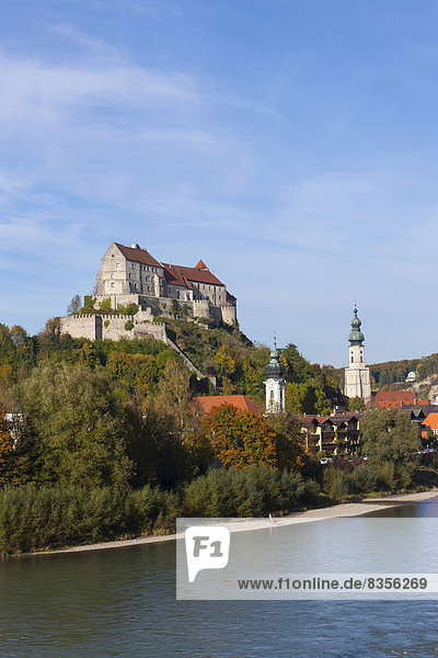 Burg zu Burghausen vorne die Salzach Burghausen Oberbayern Bayern Deutschland