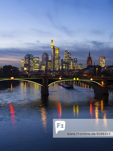 Ignatz-Bubis-Brücke  dahinter die Skyline von Frankfurt  Frankfurt am Main  Hessen  Deutschland