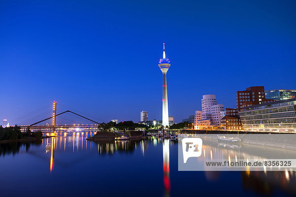 Der Rheinturm und der Neue Zollhof oder Gehry-Bauten im Medienhafen  Düsseldorf  Nordrhein-Westfalen  Deutschland