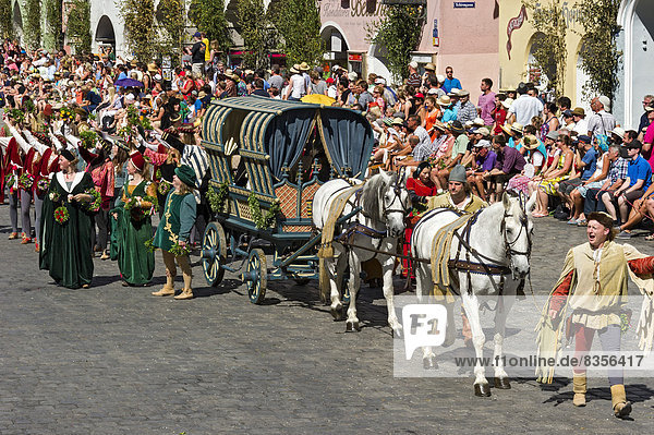 'Team of horses with royal carriage  wedding procession in medieval costumes to the ''Landshut Wedding 1475'' festival  historic center  Landshut  Lower Bavaria  Bavaria  Germany'