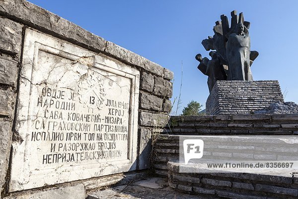Denkmal  Europa  Skulptur  fallen  fallend  fällt  Soldat  frontal  Montenegro