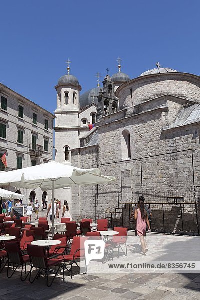 Europa  Tourist  Kathedrale  Quadrat  Quadrate  quadratisch  quadratisches  quadratischer  Cafe  UNESCO-Welterbe  Montenegro