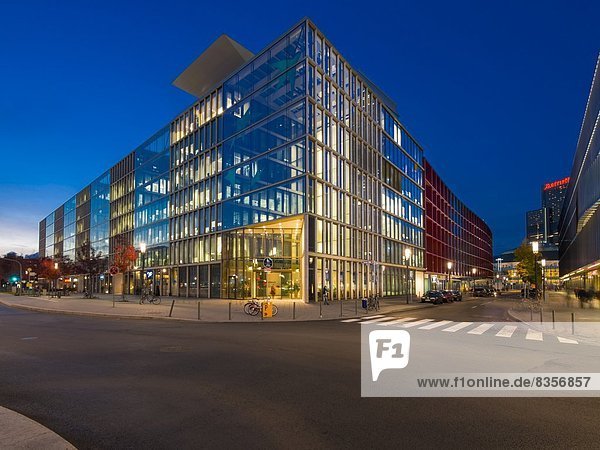 Deutschland  Hessen  Frankfurt  Europaviertel  Bank BNP Paribas am Abend