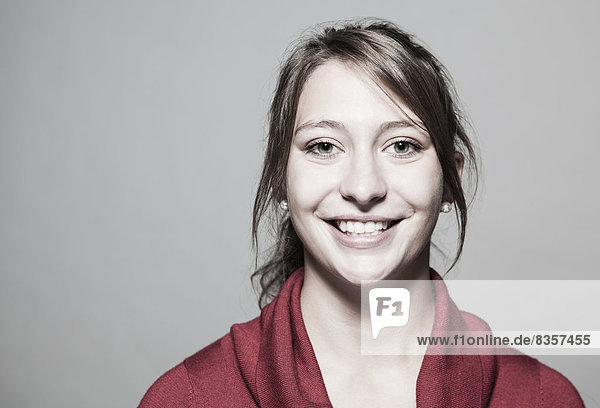 Porträt einer lächelnden jungen Frau  Nahaufnahme