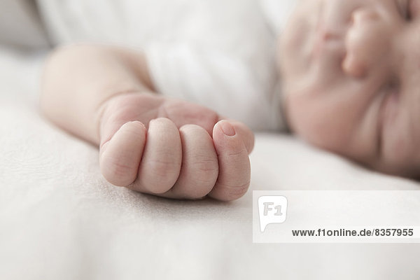Kleine Hand des schlafenden Neugeborenen  Nahaufnahme