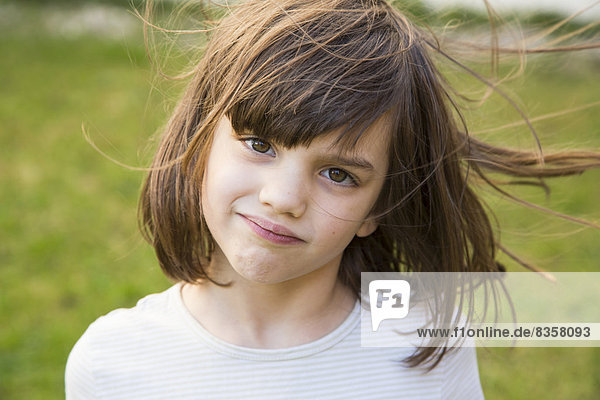 Porträt eines kleinen Mädchens mit wehendem Haar