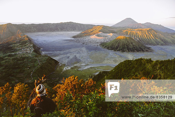 Indonesien  Java  Bromo Tengger Semeru Nationalpark  Tourist mit Blick auf den Vulkan Bromo