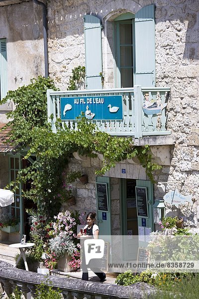Frankreich  geben  französisch  Stadt  Tourist  Cafe  Norden  Außenaufnahme  Brantome  Dordogne  Kellnerin