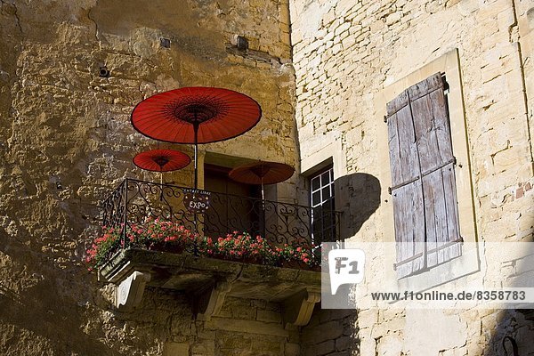 Frankreich  Ziel  Tourist  Balkon  Galerie  Sonnenschirm  Schirm  Veranda  Sehenswürdigkeit  Dordogne  Sonne