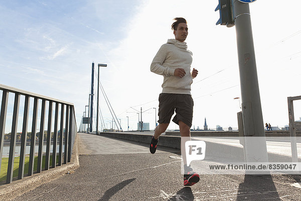 Deutschland  Nordrhein-Westfalen  Düsseldorf  Mid adult man jogging